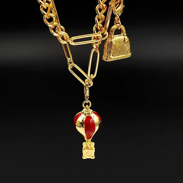 Louis Vuitton Collier avec design de pendentif multi-charms hybride en clip de papier et chaîne curb en or rouge 3