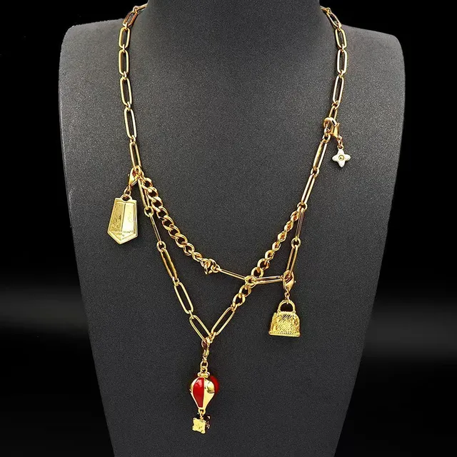 Louis Vuitton Collier avec design de pendentif multi-charms hybride en clip de papier et chaîne curb en or rouge 4