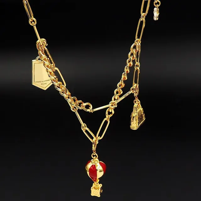 Louis Vuitton Collier avec design de pendentif multi-charms hybride en clip de papier et chaîne curb en or rouge 5
