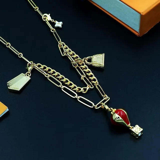 Louis Vuitton Collier avec design de pendentif multi-charms hybride en clip de papier et chaîne curb en or rouge 6