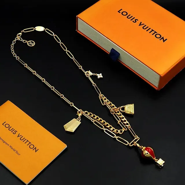 Louis Vuitton Collier avec design de pendentif multi-charms hybride en clip de papier et chaîne curb en or rouge 7