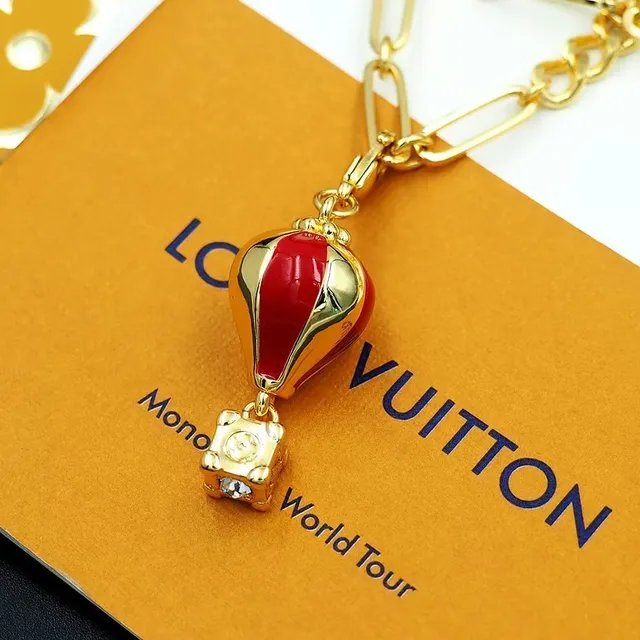 Louis Vuitton Collier avec design de pendentif multi-charms hybride en clip de papier et chaîne curb en or rouge 8