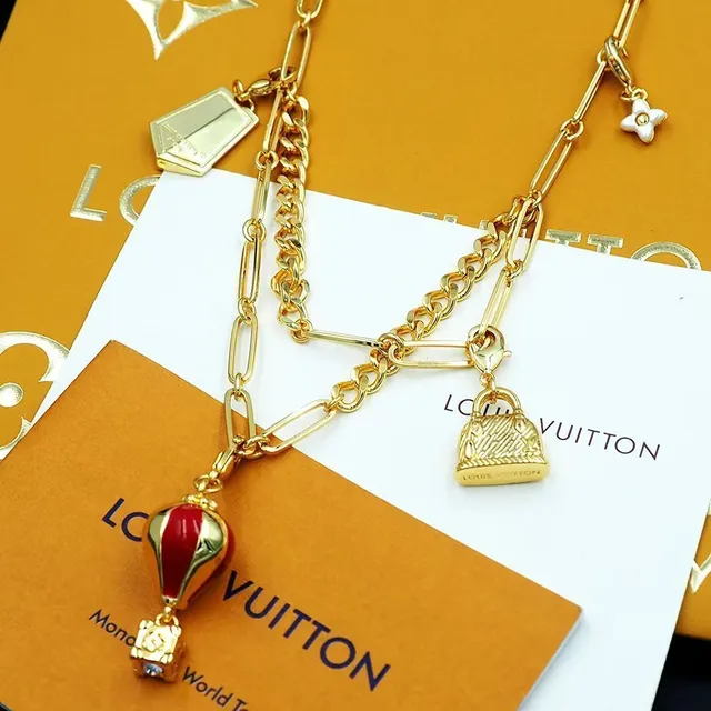 Louis Vuitton Collier avec design de pendentif multi-charms hybride en clip de papier et chaîne curb en or rouge 9