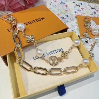 سوار لويس فيتون بلون ذهبي مع رابط بيضاوي لؤلؤ ومداليون LV