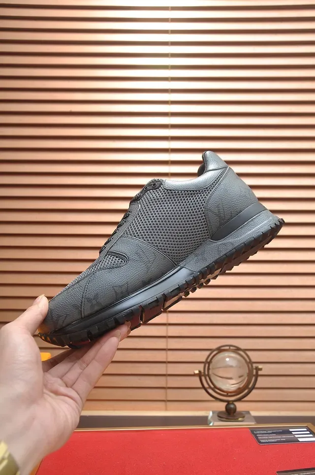 Louis Vuitton Sneakers Lifestyle Monogram Cuir Gris et Noir Panneaux de Maille Perforés 5