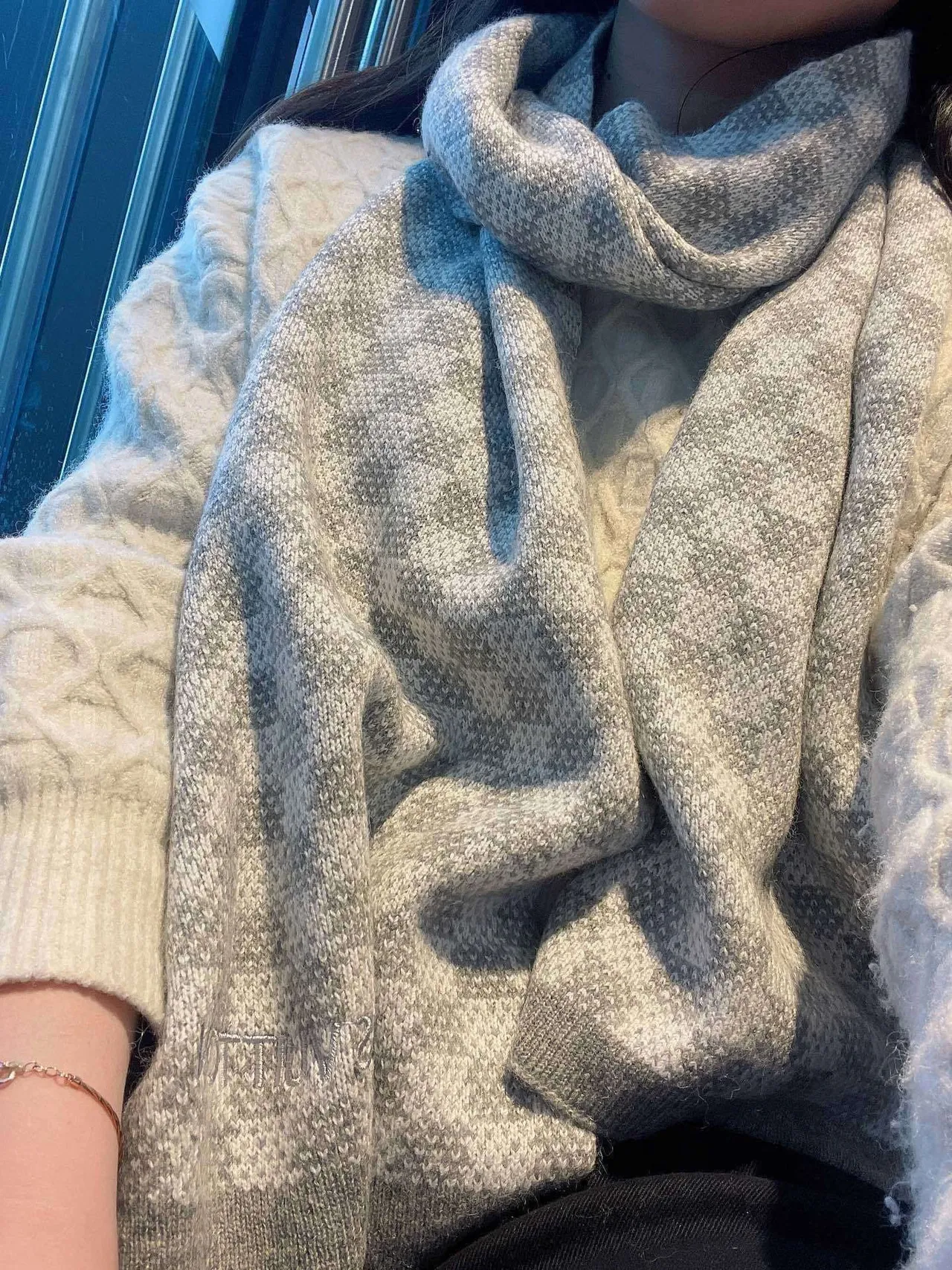 Louis Vuitton écharpe en cachemire gris motif pied-de-poule tricotée brodée avec lettrage de marque 2
