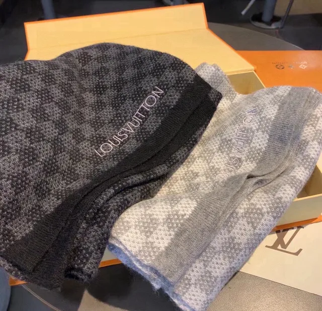 Louis Vuitton écharpe en cachemire gris motif pied-de-poule tricotée brodée avec lettrage de marque 3