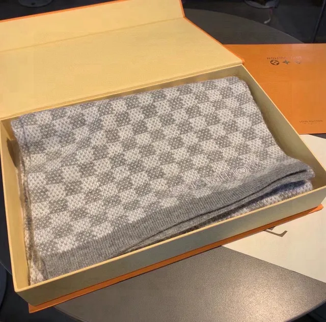 Louis Vuitton écharpe en cachemire gris motif pied-de-poule tricotée brodée avec lettrage de marque 4