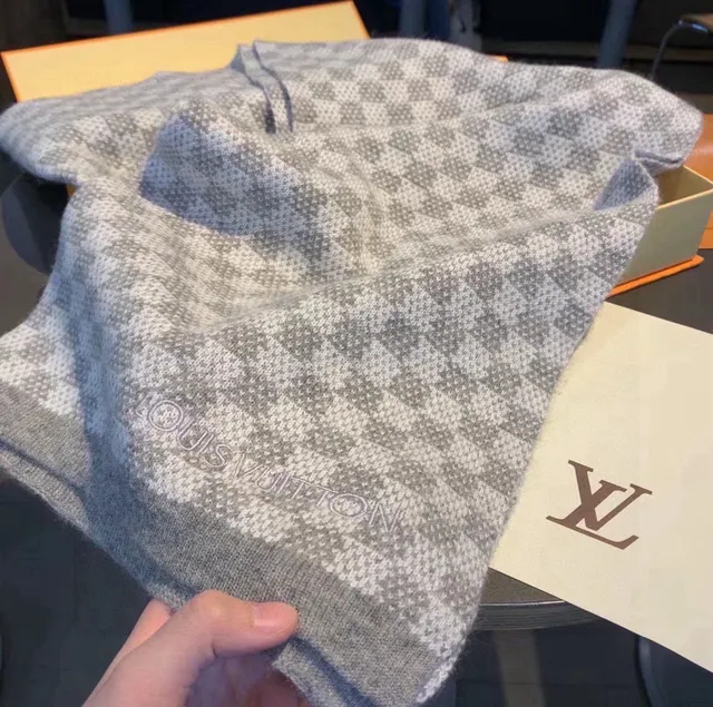Louis Vuitton écharpe en cachemire gris motif pied-de-poule tricotée brodée avec lettrage de marque 5