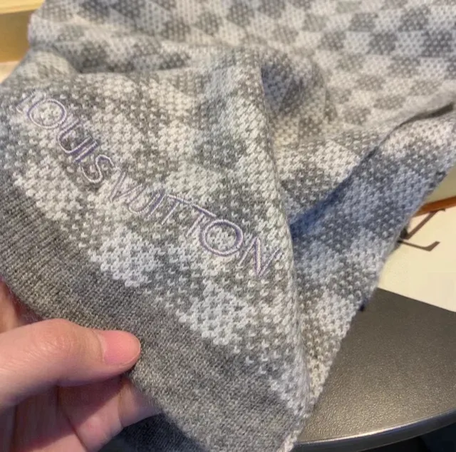 Louis Vuitton écharpe en cachemire gris motif pied-de-poule tricotée brodée avec lettrage de marque 6