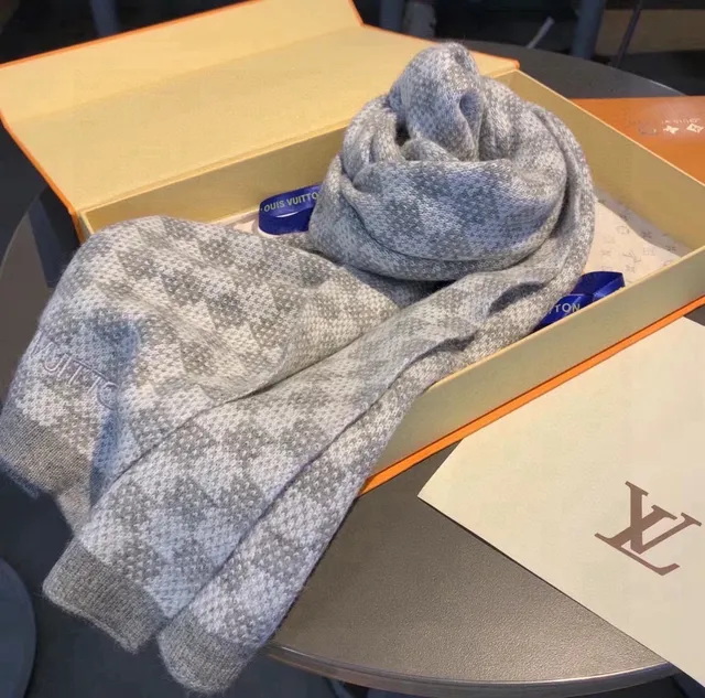 Louis Vuitton écharpe en cachemire gris motif pied-de-poule tricotée brodée avec lettrage de marque 7
