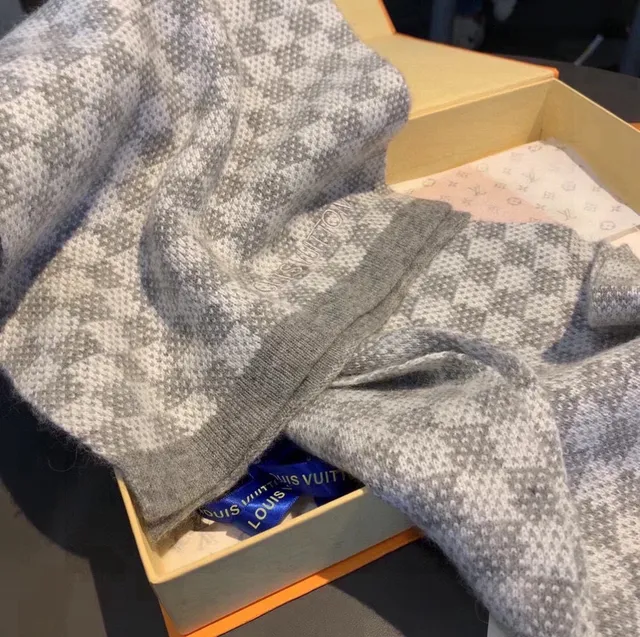 Louis Vuitton écharpe en cachemire gris motif pied-de-poule tricotée brodée avec lettrage de marque 9