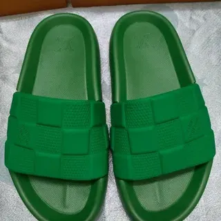 Louis Vuitton chanclas de goma moldeada verde con correa a cuadros