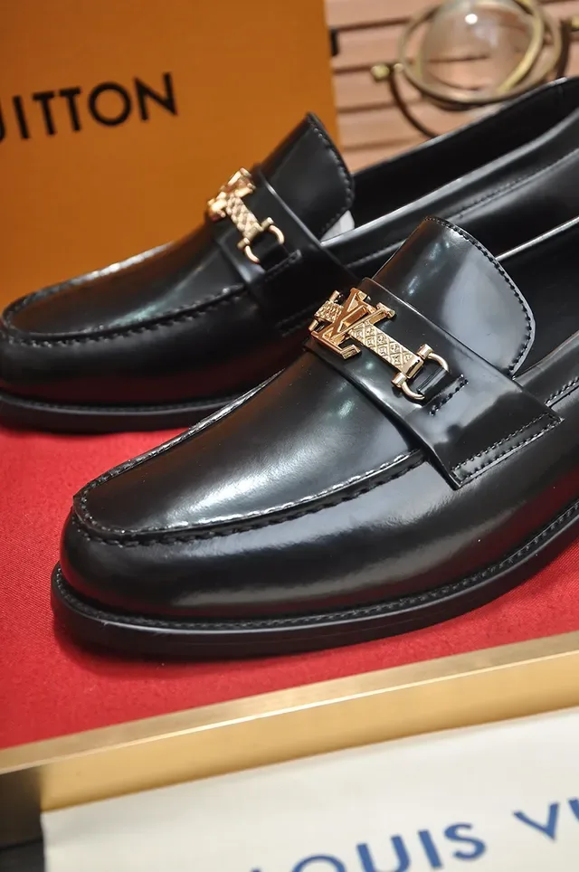 Louis Vuitton Horsebit 1955 Mocassins en cuir noir à boucle dorée 2