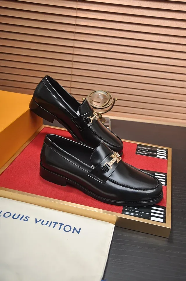 Louis Vuitton Horsebit 1955 Mocassins en cuir noir à boucle dorée 4
