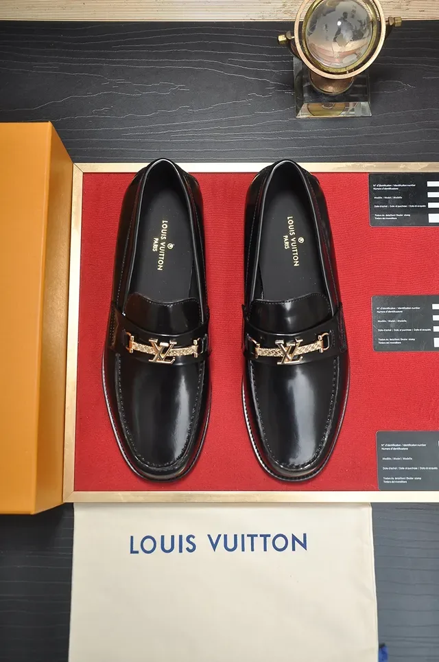 Louis Vuitton Horsebit 1955 Mocassins en cuir noir à boucle dorée 5