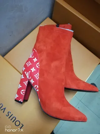 Louis Vuitton Le Cagole Rouge Blanc Suède Supérieur Panneaux en Cuir Monogrammed Bottines de Cheville 2