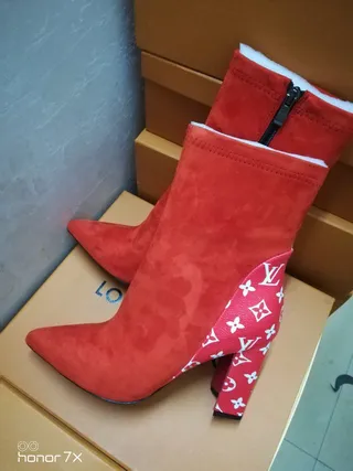 Louis Vuitton Le Cagole Rouge Blanc Suède Supérieur Panneaux en Cuir Monogrammed Bottines de Cheville 4
