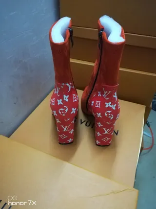 Louis Vuitton Le Cagole Rouge Blanc Suède Supérieur Panneaux en Cuir Monogrammed Bottines de Cheville 5