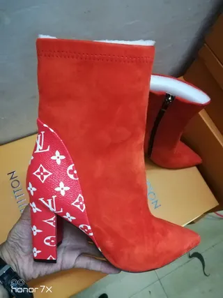 Louis Vuitton Le Cagole Rouge Blanc Suède Supérieur Panneaux en Cuir Monogrammed Bottines de Cheville 7
