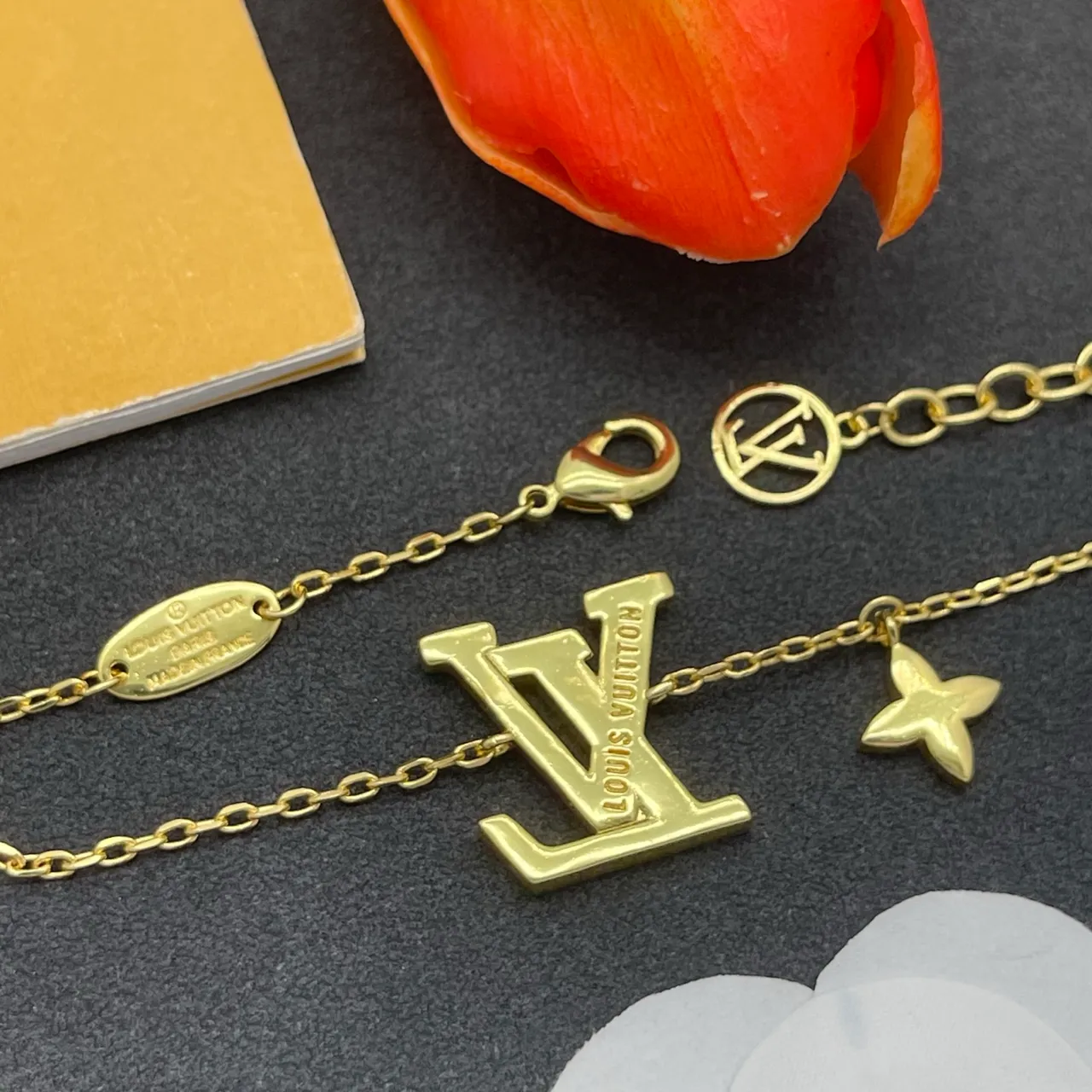 Louis Vuitton LV سوار سلسلة ذهبي رابط أحمر مينا شعار معلق سوار 3