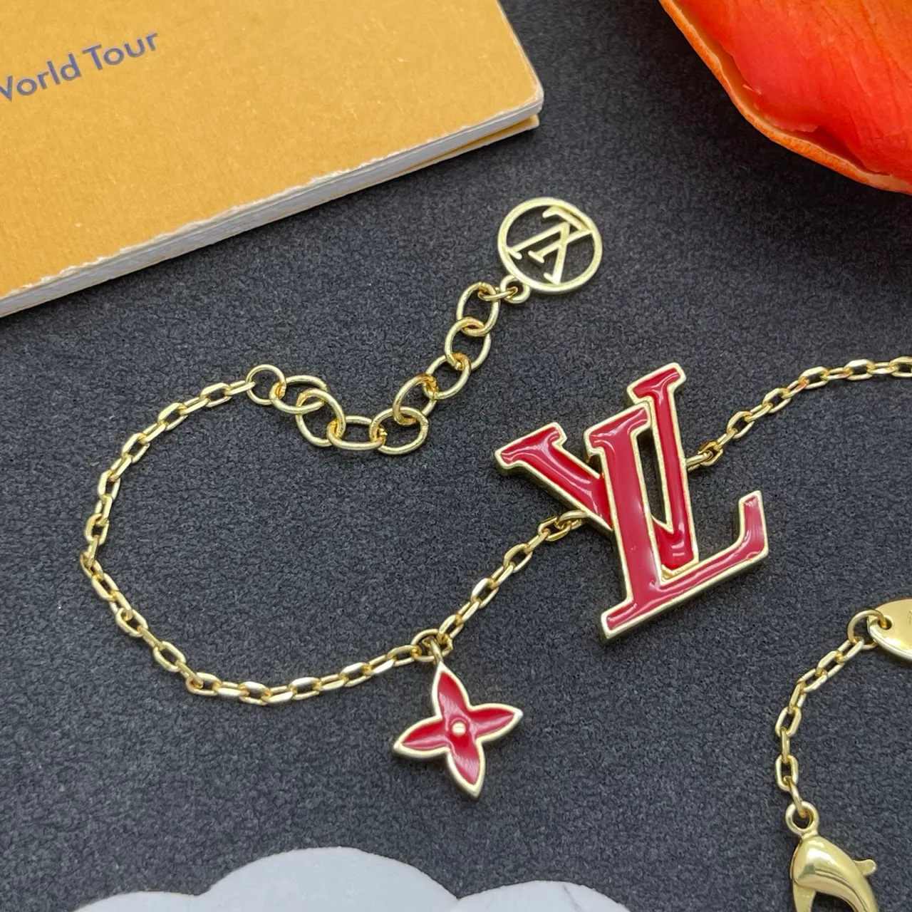 Louis Vuitton LV سوار سلسلة ذهبي رابط أحمر مينا شعار معلق سوار 5