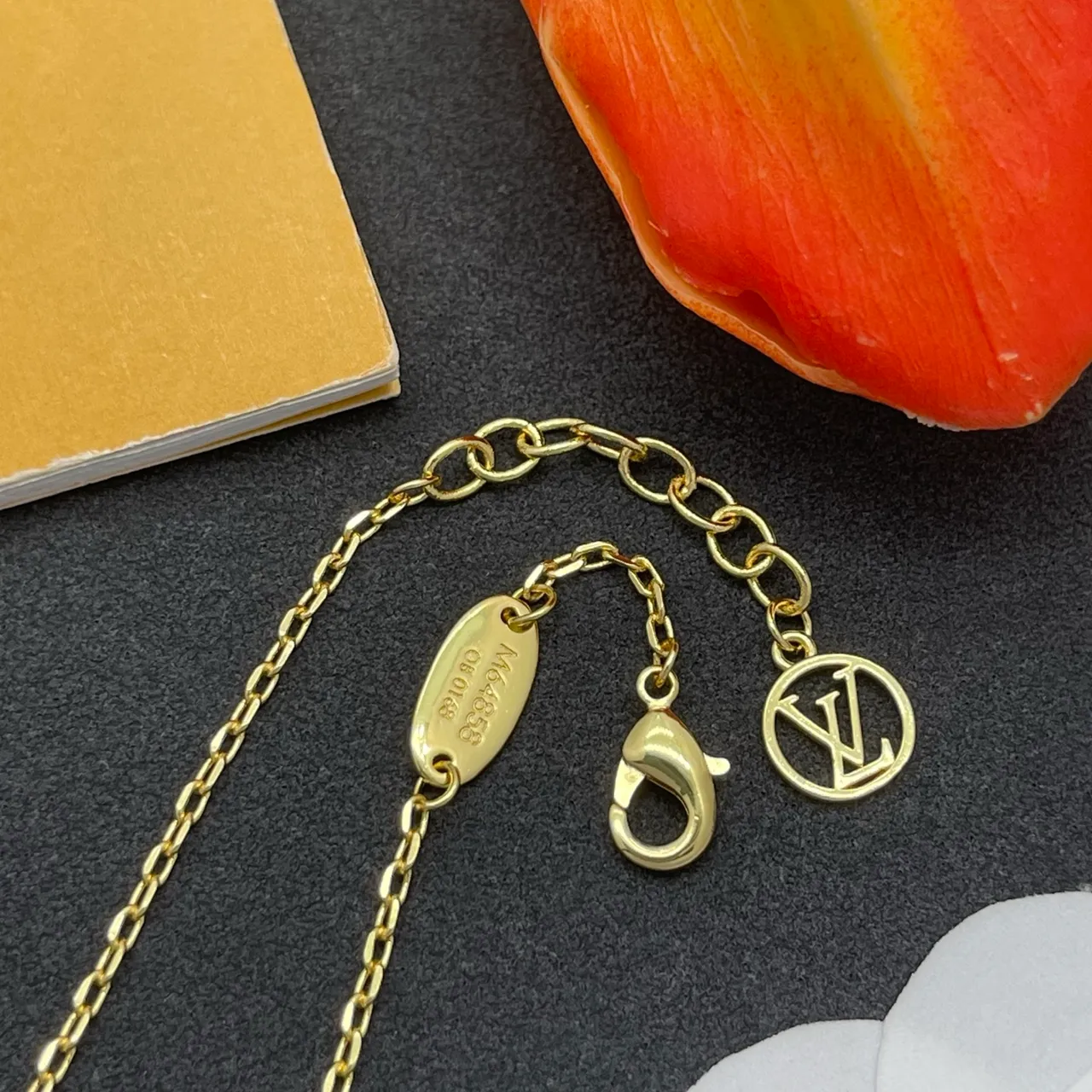 Louis Vuitton LV سوار سلسلة ذهبي رابط أحمر مينا شعار معلق سوار 6