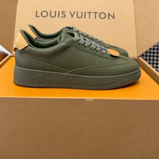 Louis Vuitton LV Trainer आर्मी ग्रीन बिग लेदर अपर एम्बॉस्ड मोनोग्राम मिडसोल लाइफस्टाइल स्नीकर्स