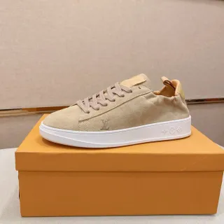 Louis Vuitton LV Trainer Beige Blanco Ante Superior Monograma Embossado Sneakers Estilo de Vida