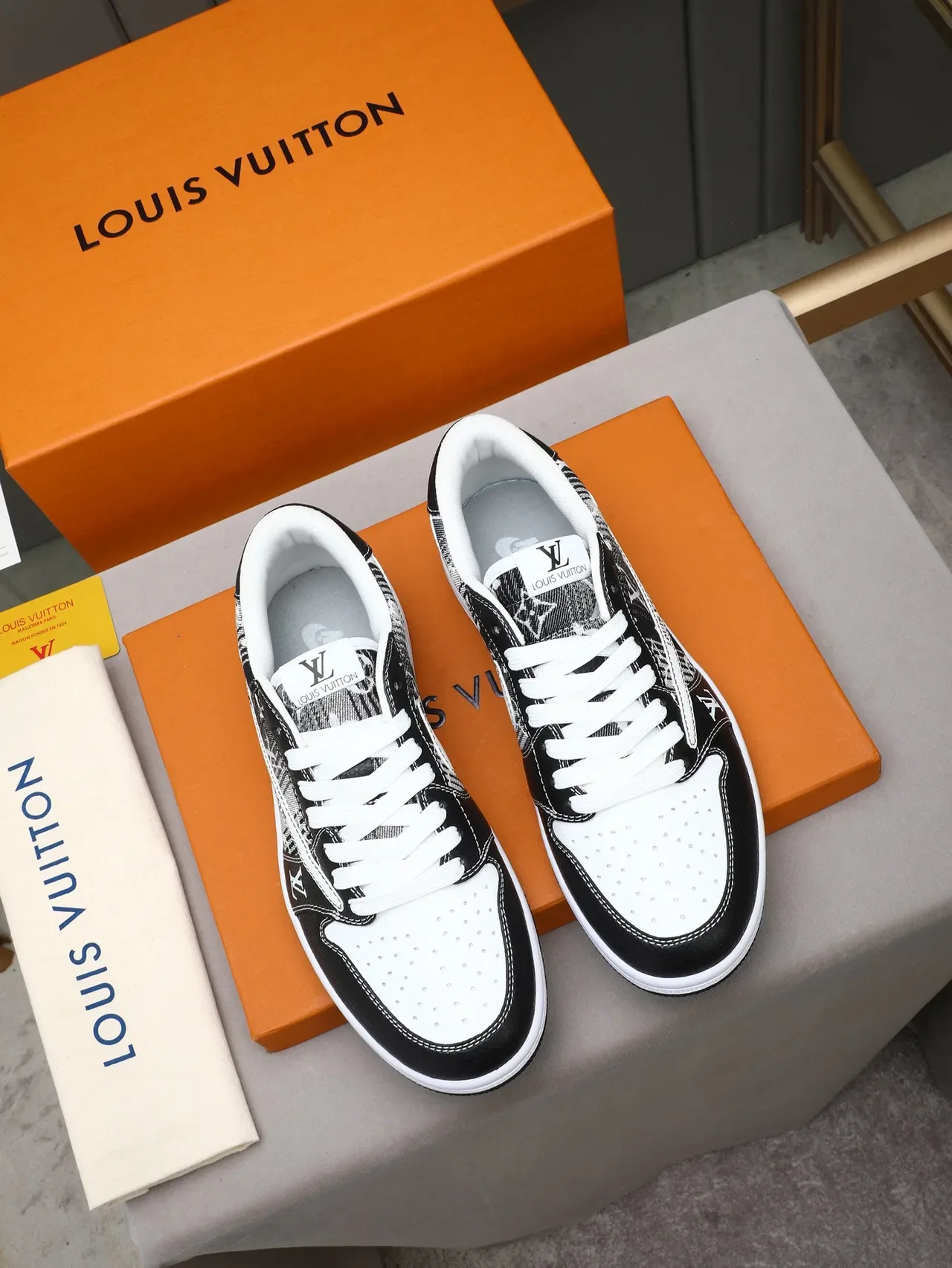 Louis Vuitton LV Trainer Chaussures Lifestyle Noir et Blanc Low-Top Monogram 2