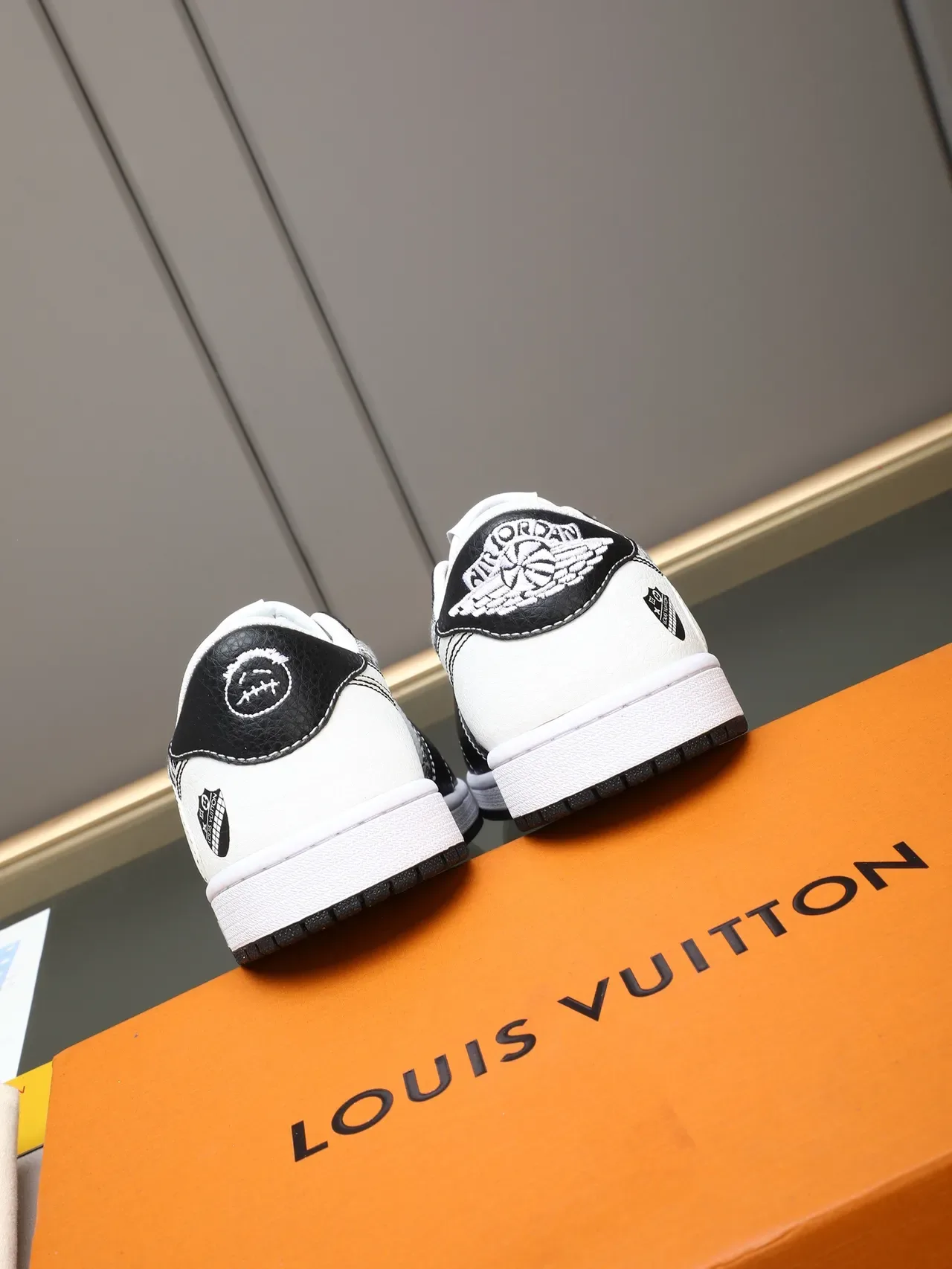 Louis Vuitton LV Trainer Chaussures Lifestyle Noir et Blanc Low-Top Monogram 3