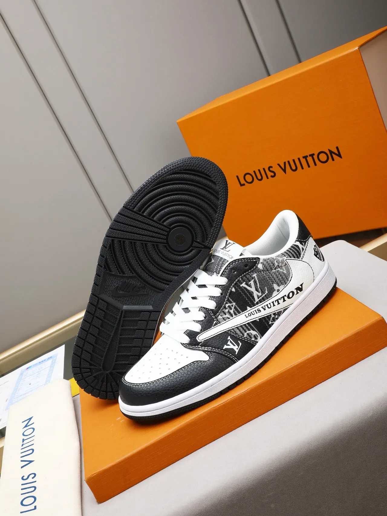 Louis Vuitton LV Trainer Chaussures Lifestyle Noir et Blanc Low-Top Monogram 4