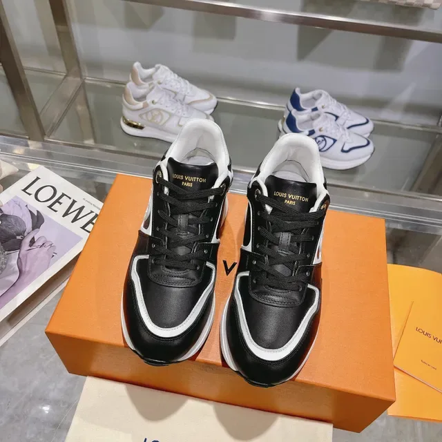 Louis Vuitton LV Trainer Noir Blanc Panneau Monogrammé Accent Talon Doré Sneakers Lifestyle 2