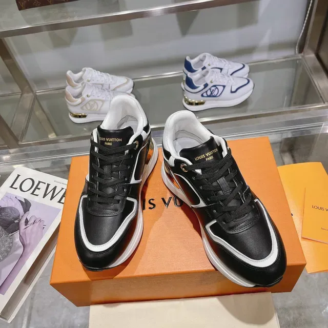 Louis Vuitton LV Trainer Noir Blanc Panneau Monogrammé Accent Talon Doré Sneakers Lifestyle 3