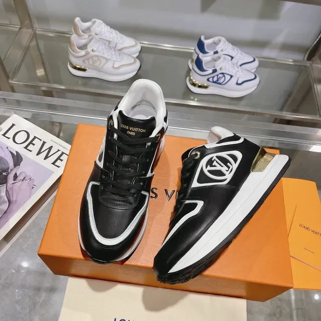 Louis Vuitton LV Trainer Noir Blanc Panneau Monogrammé Accent Talon Doré Sneakers Lifestyle 4