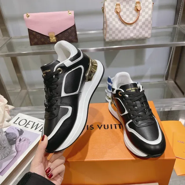 Louis Vuitton LV Trainer Noir Blanc Panneau Monogrammé Accent Talon Doré Sneakers Lifestyle 5