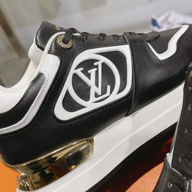 Louis Vuitton LV Trainer Noir Blanc Panneau Monogrammé Accent Talon Doré Sneakers Lifestyle 7