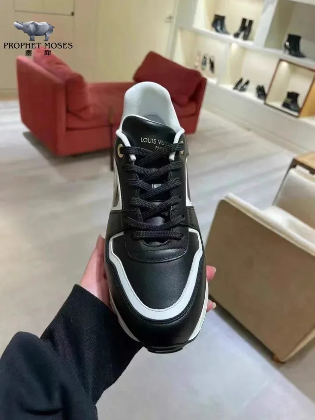 Louis Vuitton LV Trainer Noir Blanc Panneau Monogrammé Accent Talon Doré Sneakers Lifestyle 8