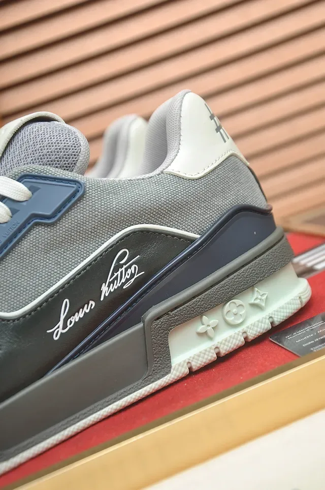 Louis Vuitton LV Trainer Cinza Marinho Superior em malha e couro em camada Script cursivo Estilo Sneakers Lifestyle 2