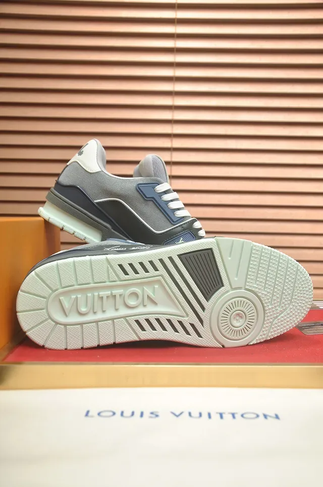 Louis Vuitton LV Trainer Cinza Marinho Superior em malha e couro em camada Script cursivo Estilo Sneakers Lifestyle 3