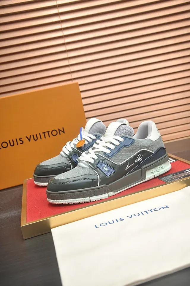 Louis Vuitton LV Trainer Cinza Marinho Superior em malha e couro em camada Script cursivo Estilo Sneakers Lifestyle 4