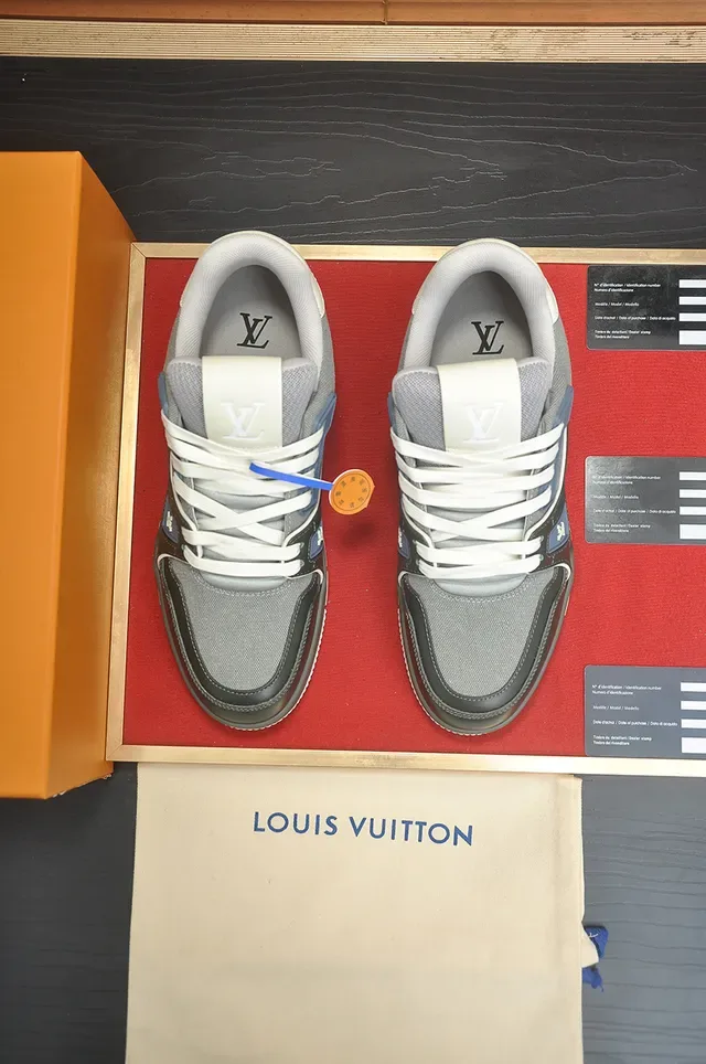 Louis Vuitton LV Trainer Cinza Marinho Superior em malha e couro em camada Script cursivo Estilo Sneakers Lifestyle 5