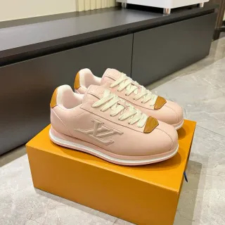 Louis Vuitton LV Trainer rosa beige monograma embossado cuero tonal zapatillas lifestyle