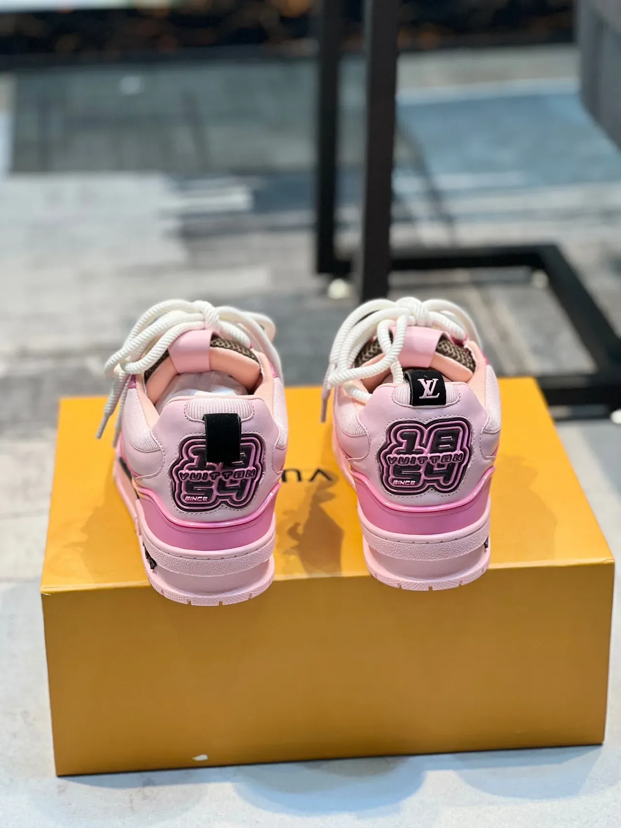 لويس فويتون LV Trainer حذاء رياضي أسلوب حياة وردي أسود معدني مع الجزء العلوي المعدني والتكسير الزهوري المثقوب 2