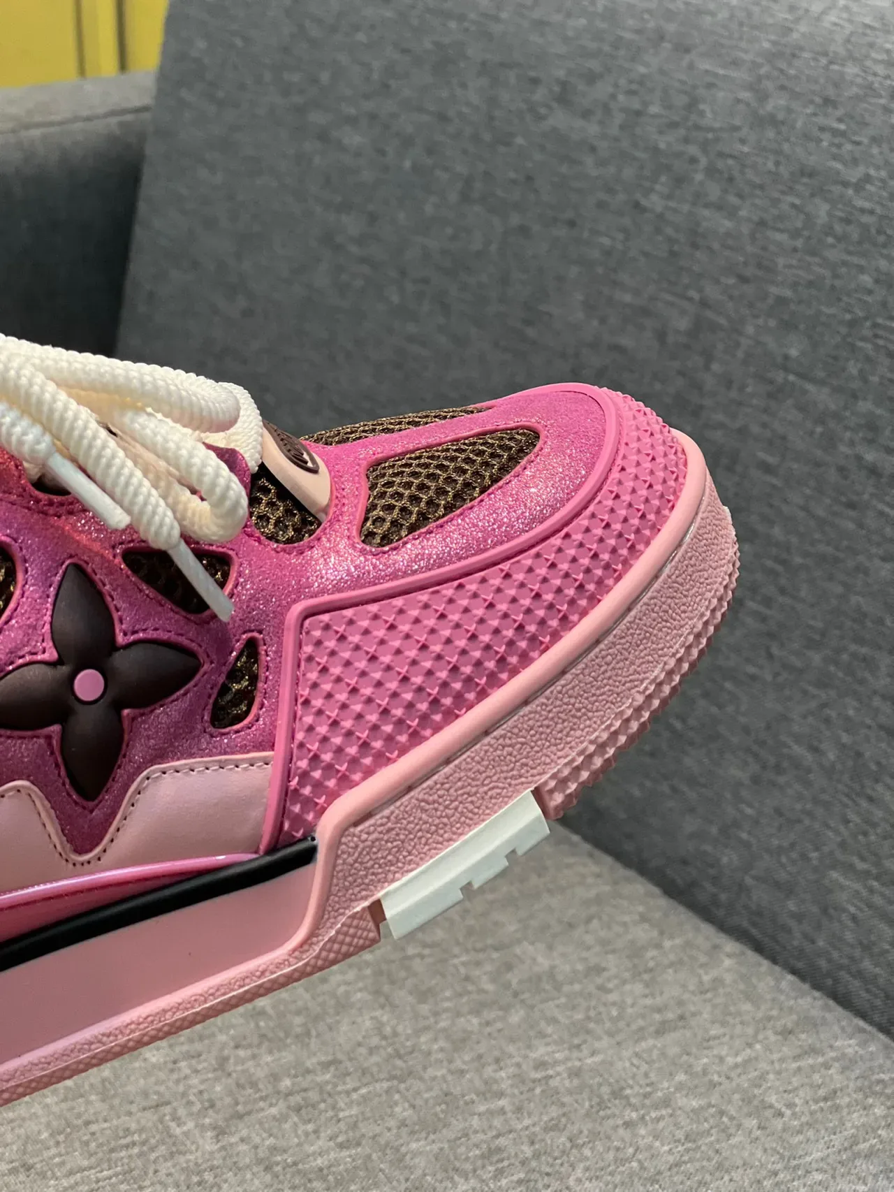 لويس فويتون LV Trainer حذاء رياضي أسلوب حياة وردي أسود معدني مع الجزء العلوي المعدني والتكسير الزهوري المثقوب 3