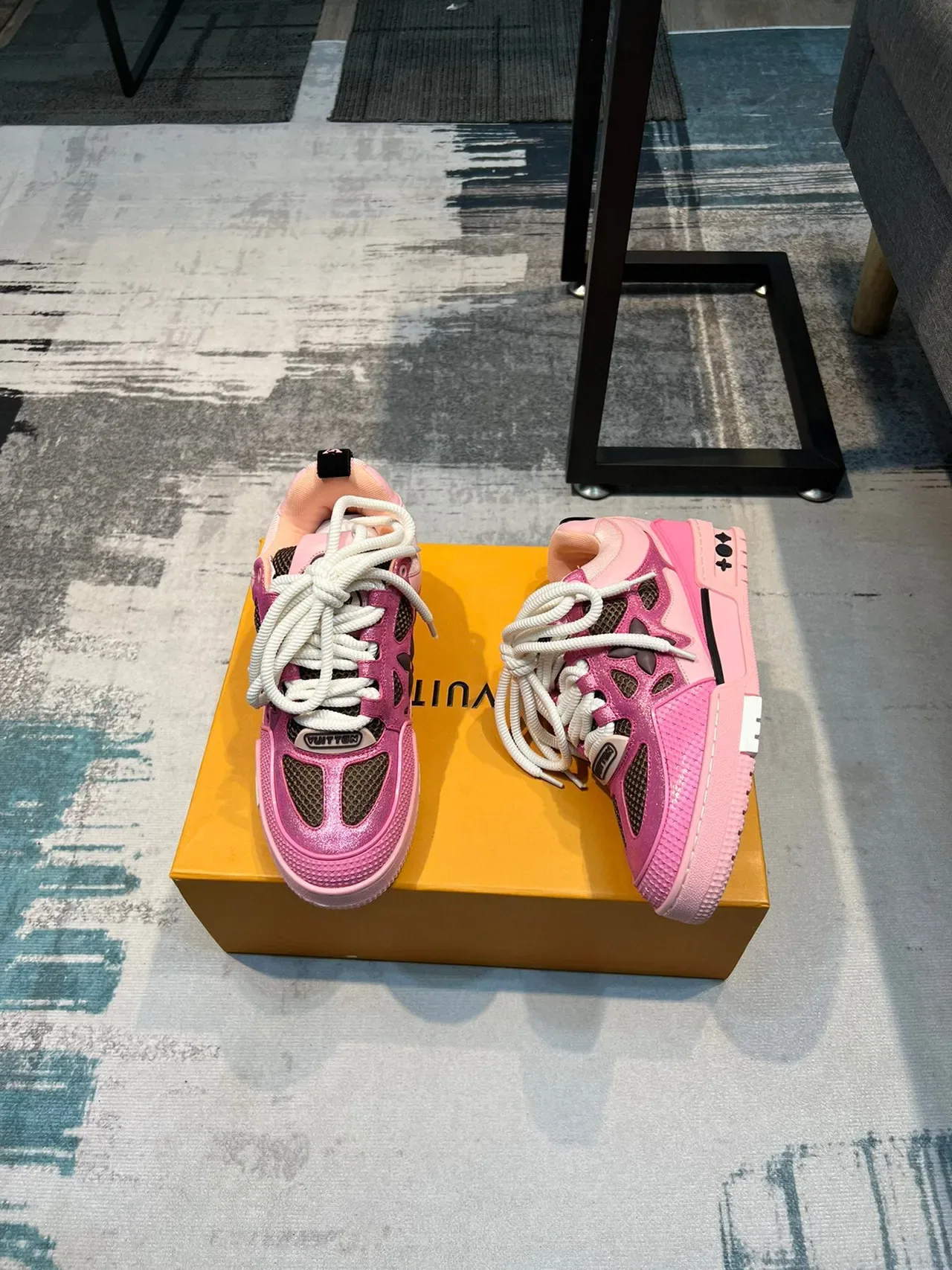 لويس فويتون LV Trainer حذاء رياضي أسلوب حياة وردي أسود معدني مع الجزء العلوي المعدني والتكسير الزهوري المثقوب 4