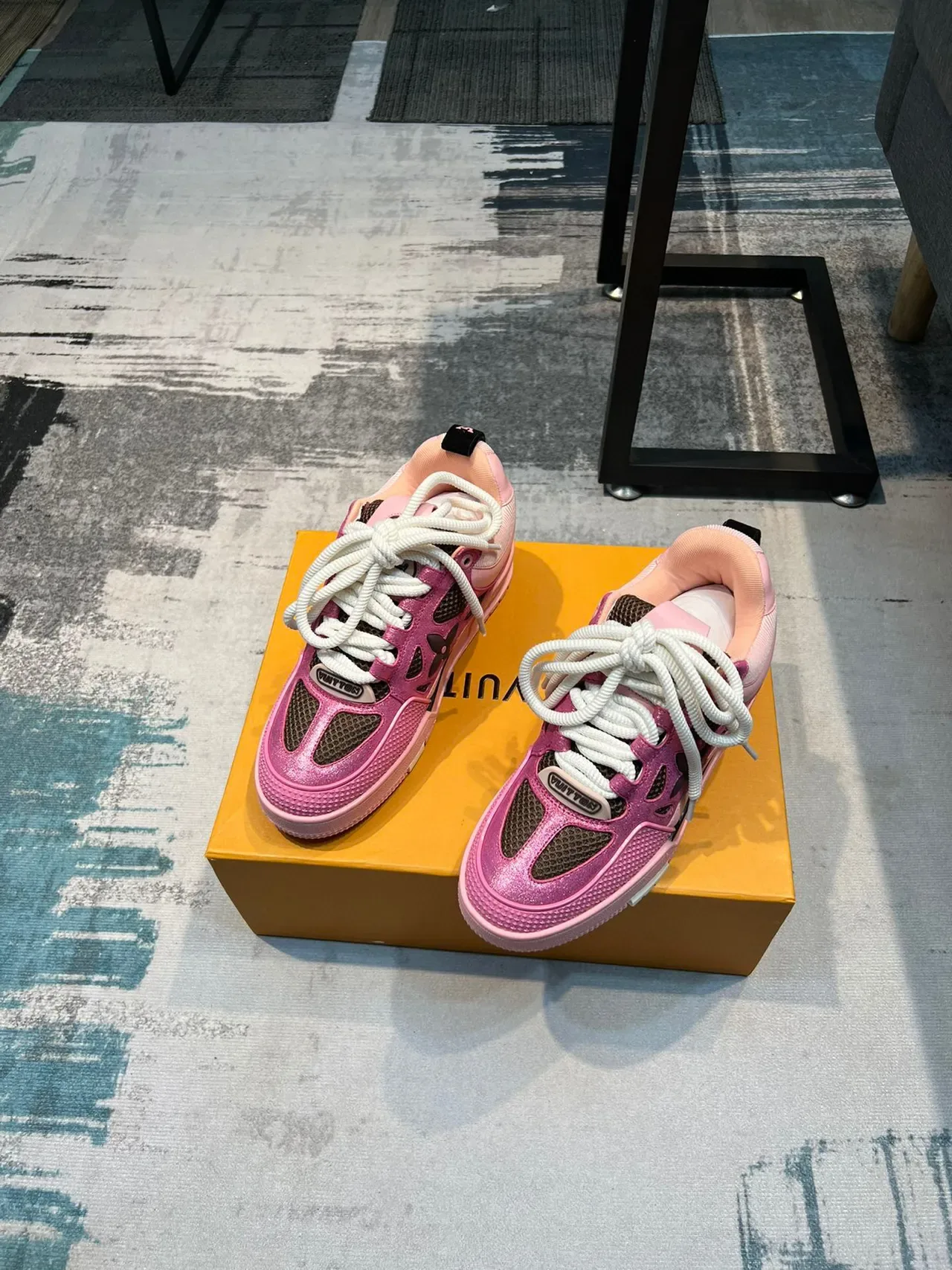 لويس فويتون LV Trainer حذاء رياضي أسلوب حياة وردي أسود معدني مع الجزء العلوي المعدني والتكسير الزهوري المثقوب 5
