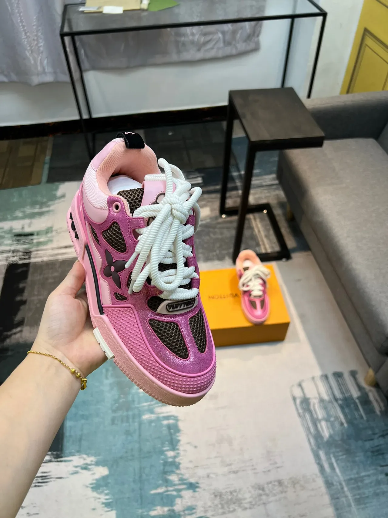 لويس فويتون LV Trainer حذاء رياضي أسلوب حياة وردي أسود معدني مع الجزء العلوي المعدني والتكسير الزهوري المثقوب 6