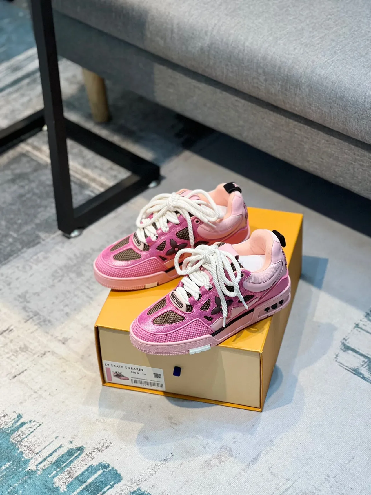 لويس فويتون LV Trainer حذاء رياضي أسلوب حياة وردي أسود معدني مع الجزء العلوي المعدني والتكسير الزهوري المثقوب 7