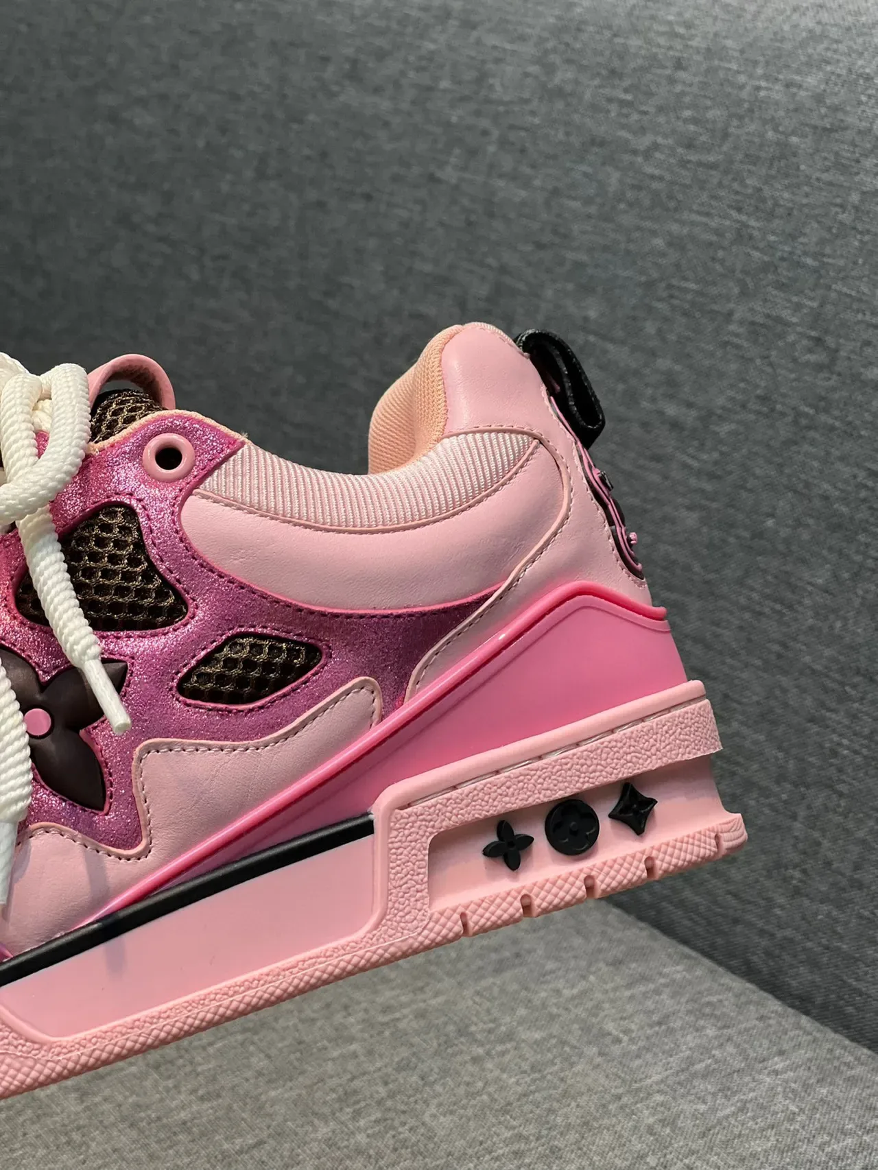 لويس فويتون LV Trainer حذاء رياضي أسلوب حياة وردي أسود معدني مع الجزء العلوي المعدني والتكسير الزهوري المثقوب 8